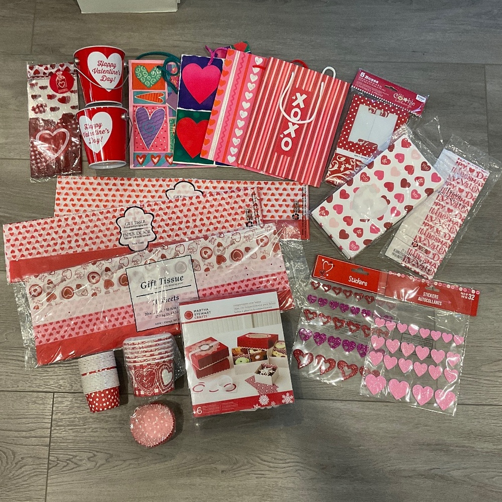 Valentine’s Day Assorted Items 19 Item Bundle ♥️